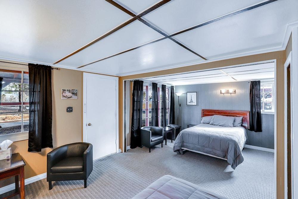 Cedar Village Motel photo 9