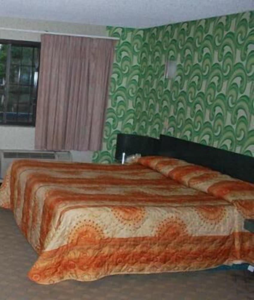 South Bay Motel photo 13