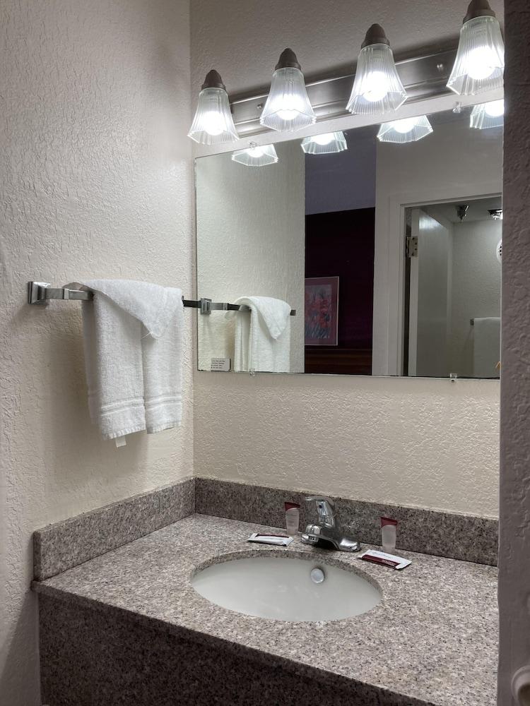 Americourt Hotel photo 25