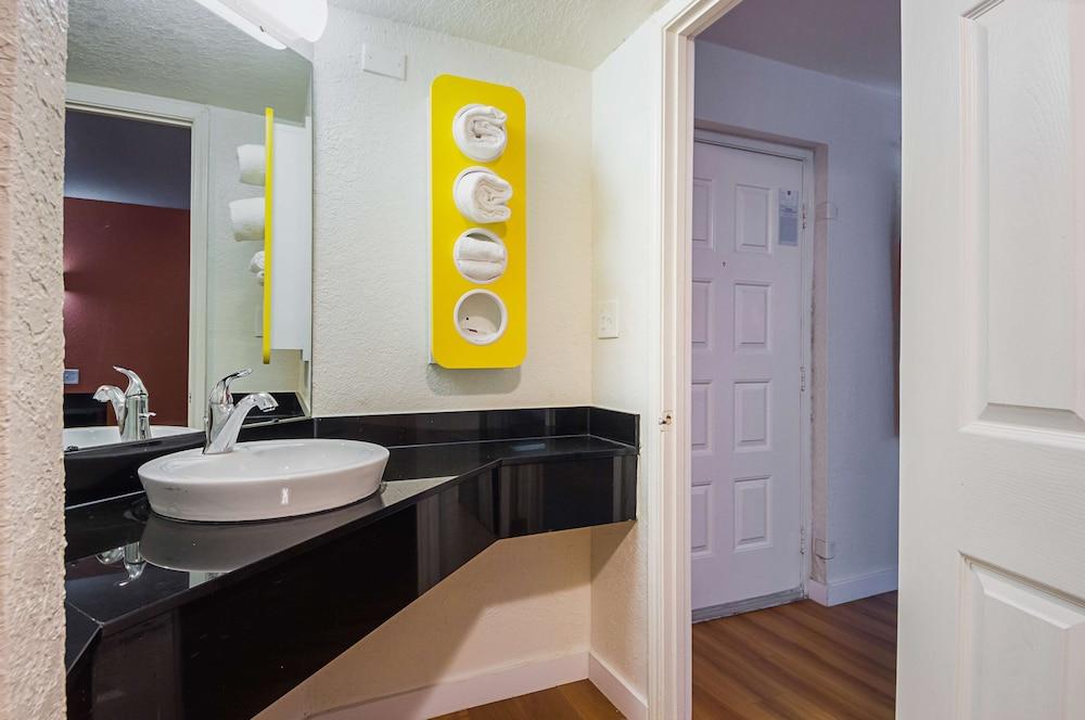 Motel 6 Garland, TX - Northeast Dallas photo 25