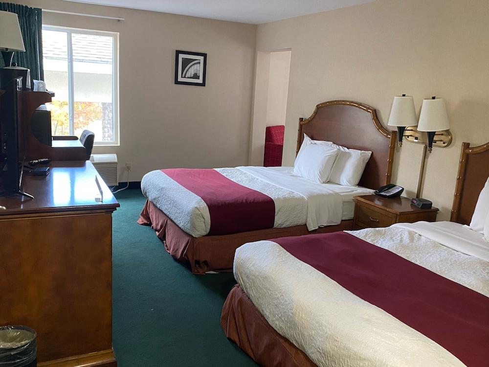 Hometown Inn photo 30