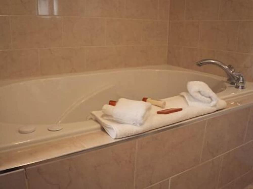 Belvedere Inn photo 35