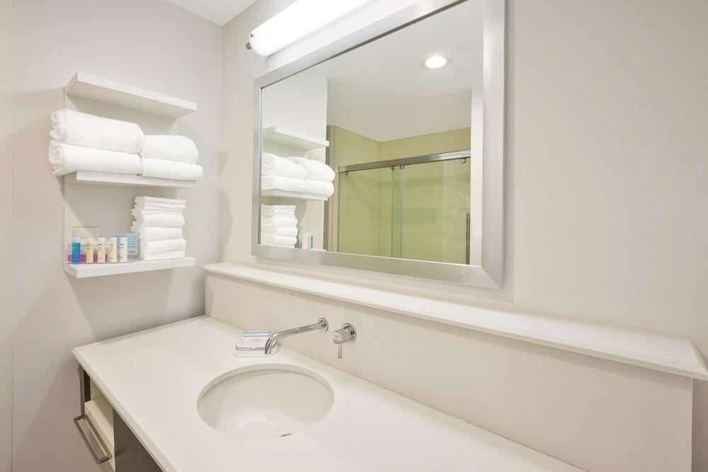 Hampton Inn by Hilton Detroit Dearborn photo 17