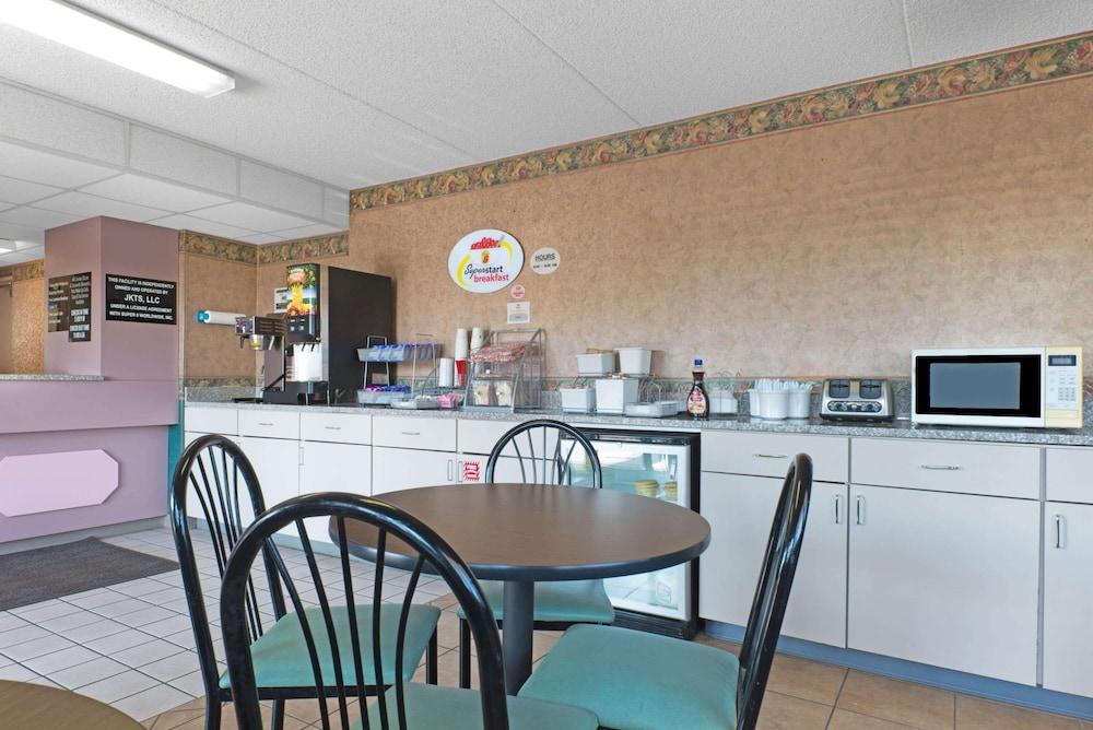 Super 8 by Wyndham Wapakoneta photo 15