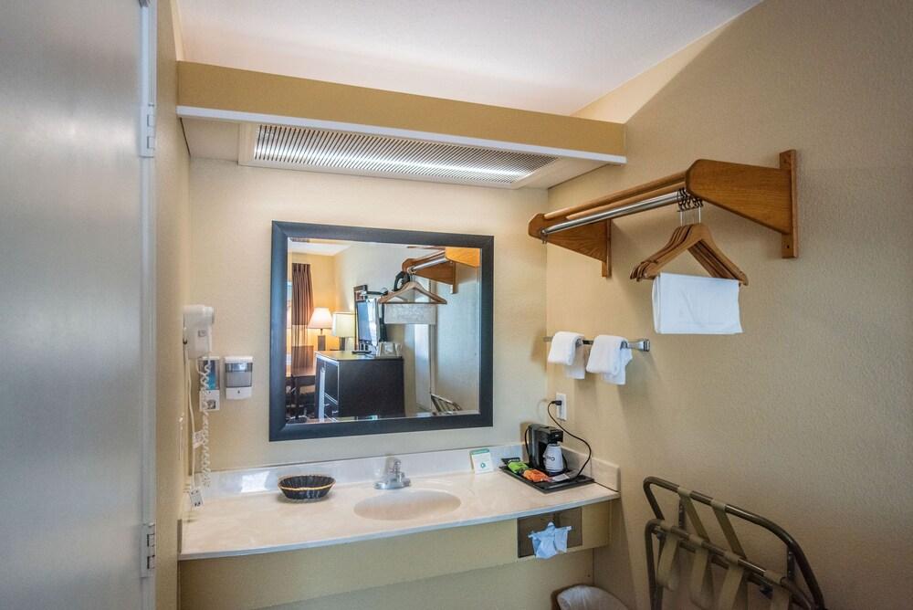 Relax Inn & Suites photo 52