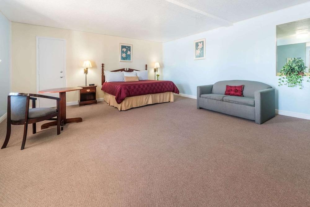 Relax Inn Mineral Wells photo 15