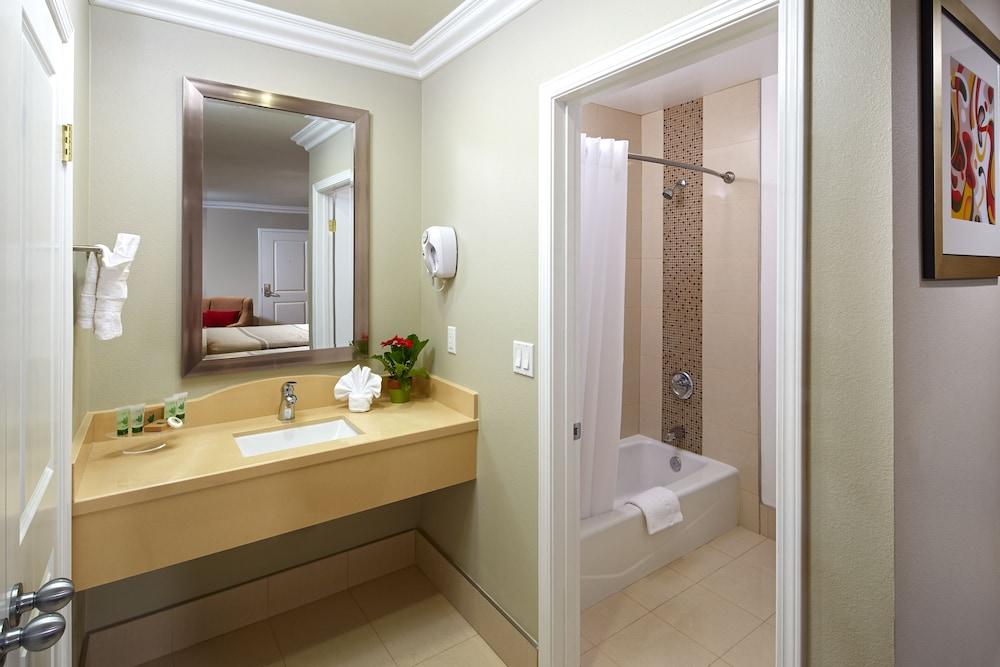Eden Roc Inn & Suites photo 9