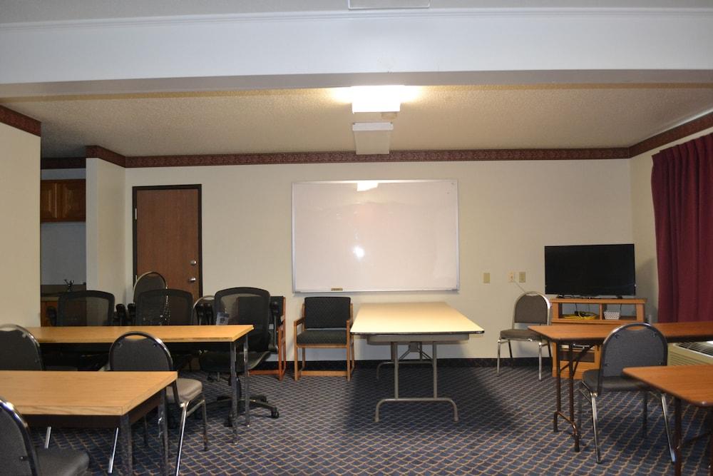 Super 8 by Wyndham Germantown/Milwaukee photo 19