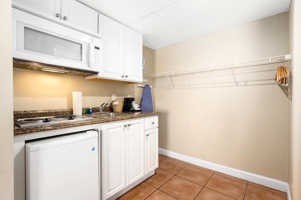 Tidelands Caribbean Hotel and Suites photo 25