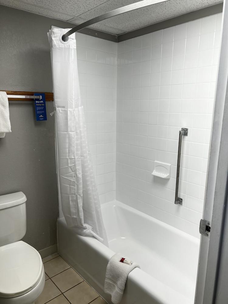 Days Inn by Wyndham Hays photo 38