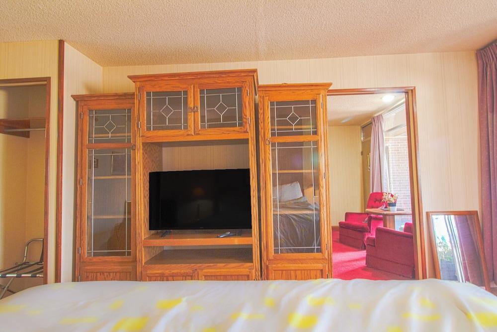 HomeTown Inn by OYO - Liberal, KS photo 26