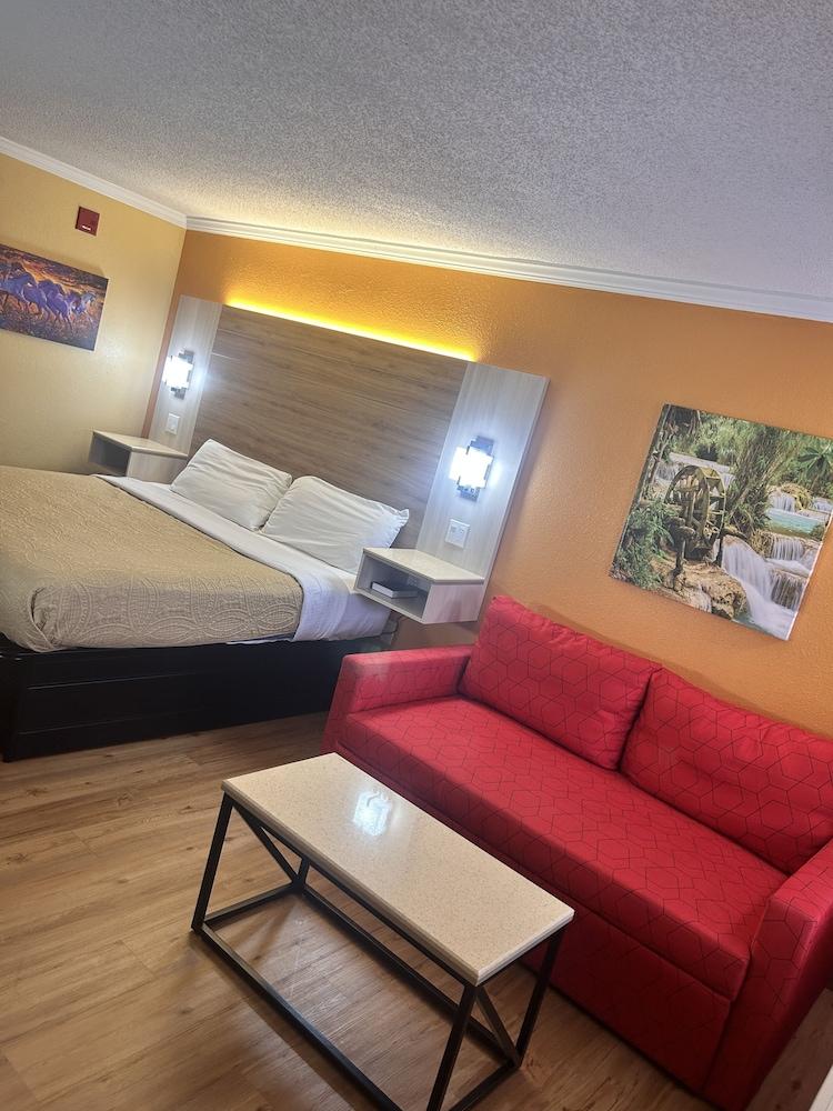 HomeTown Inn & Suites photo 10