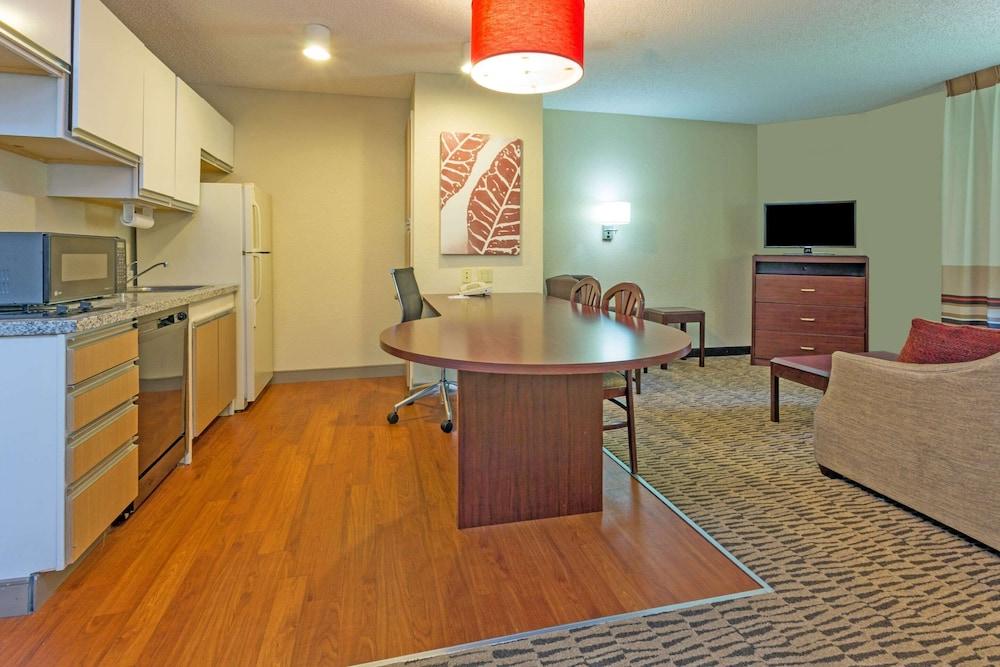 MainStay Suites Cincinnati Blue Ash photo 11