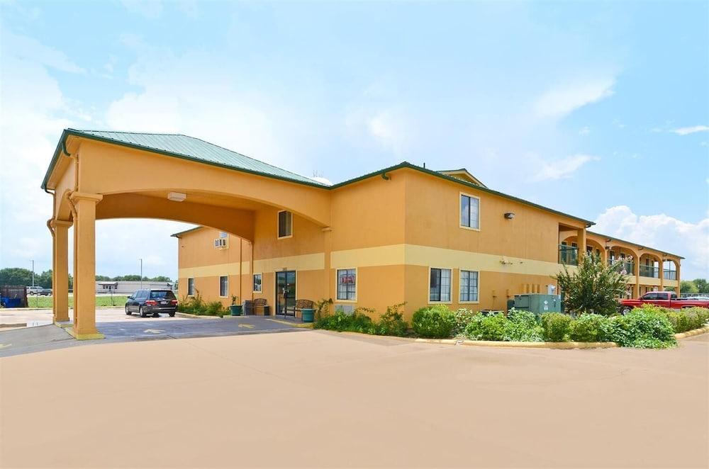 Pine Point Inn & Suites photo 1