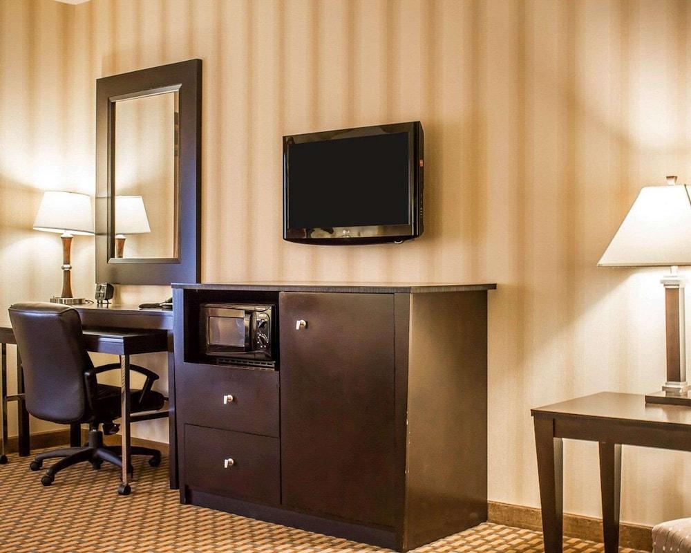 Comfort Suites Edinboro photo 11