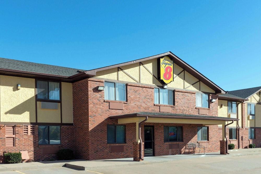 Super 8 by Wyndham Warrenton photo 1