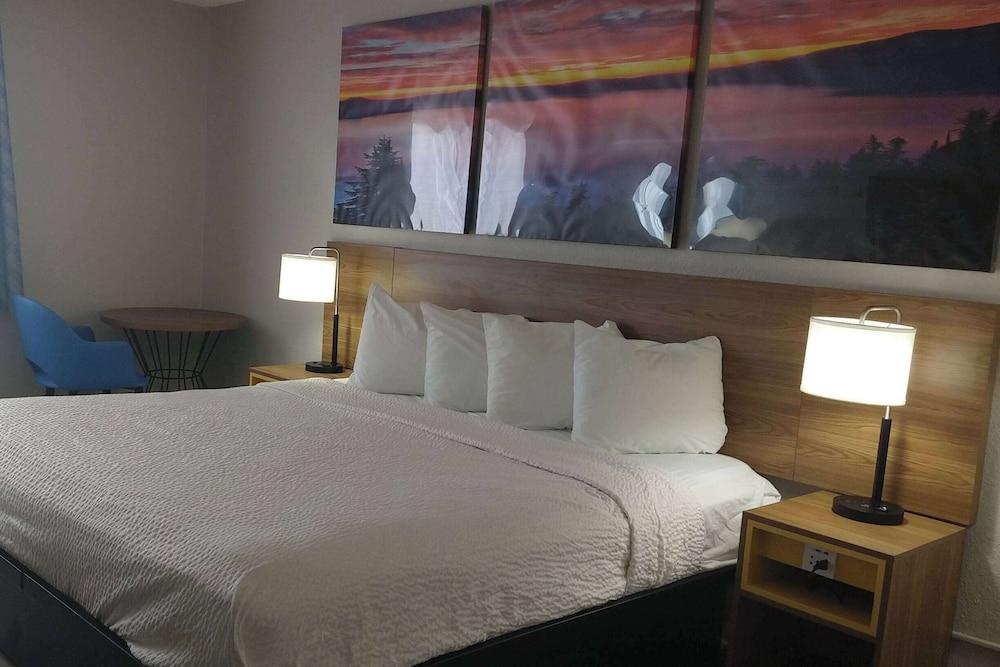 Days Inn by Wyndham Rawlins photo 13