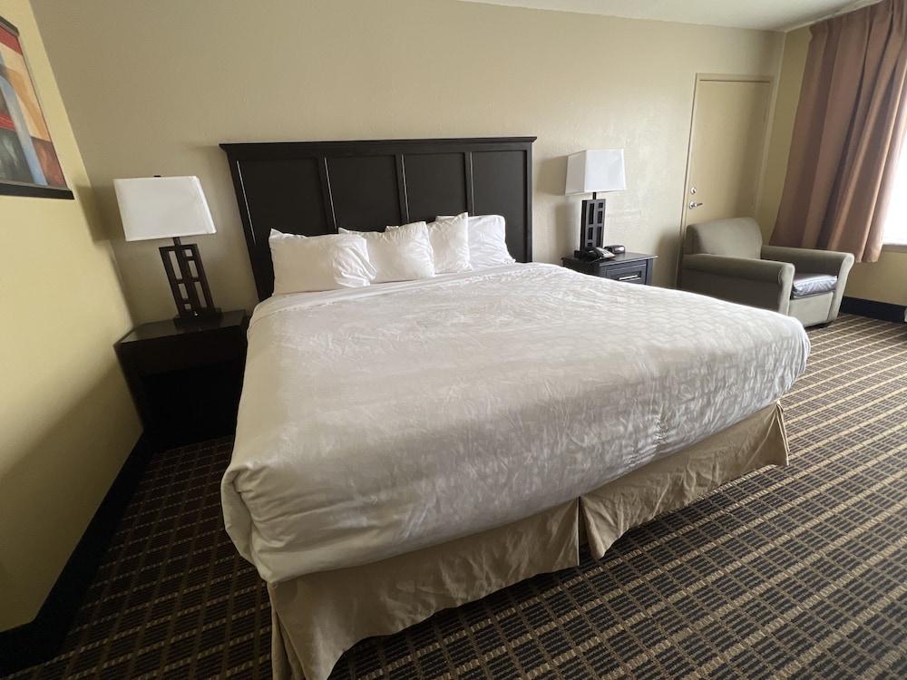 Days Inn & Suites by Wyndham Norton Shores/Muskegon photo 6