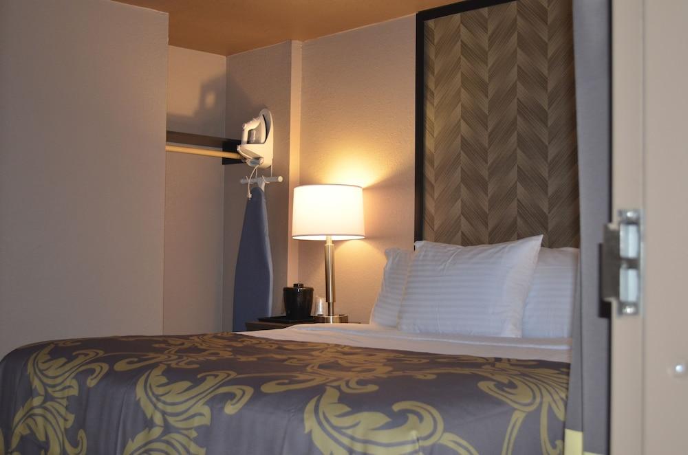 AArya Hotel By Niagara Fashion Outlets photo 12