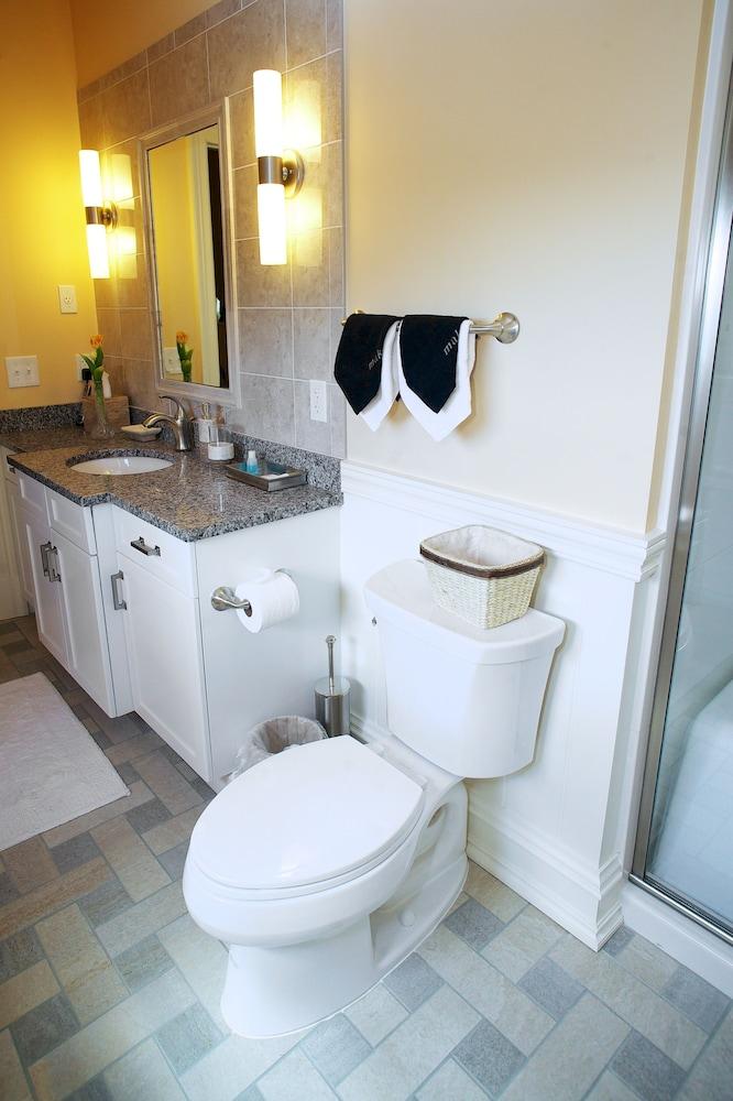 Guesthouse at Norwalk Inn photo 9