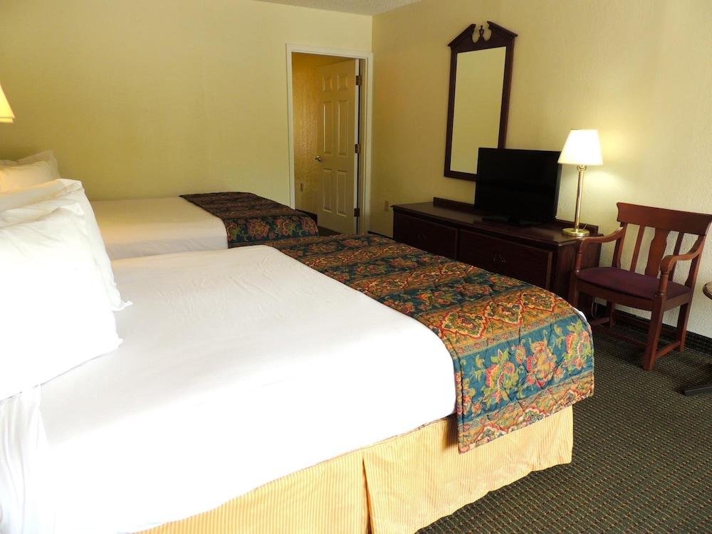 Carmel Inn & Suites photo 17