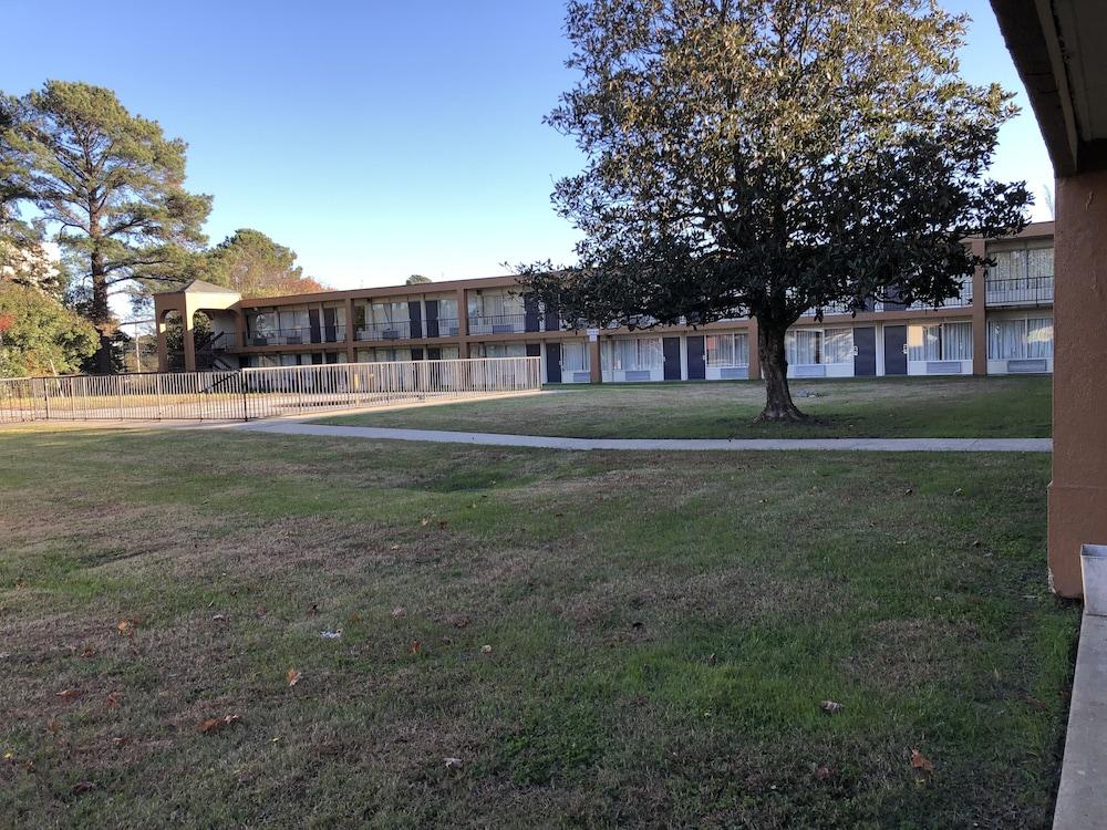 Americas Best Value Inn Wilson photo 9