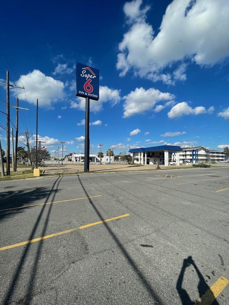 Super 6 Inn & Suites Baton Rouge photo 32