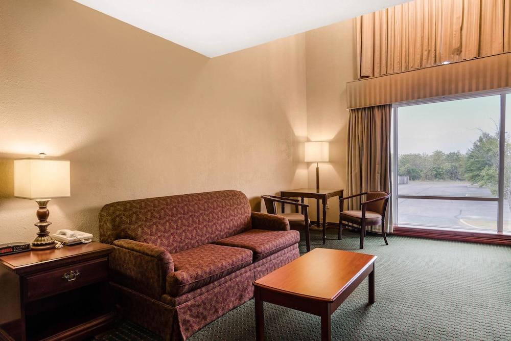 Quality Inn & Suites Carthage near Precious Moments Chapel photo 30