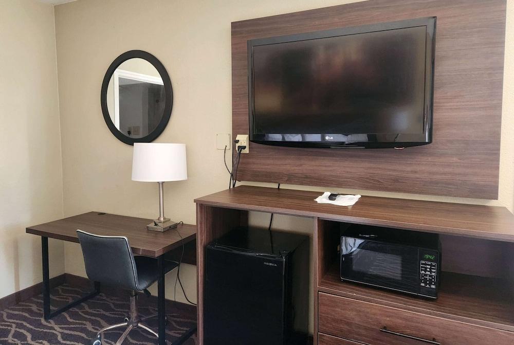 Days Inn by Wyndham Leesville photo 33