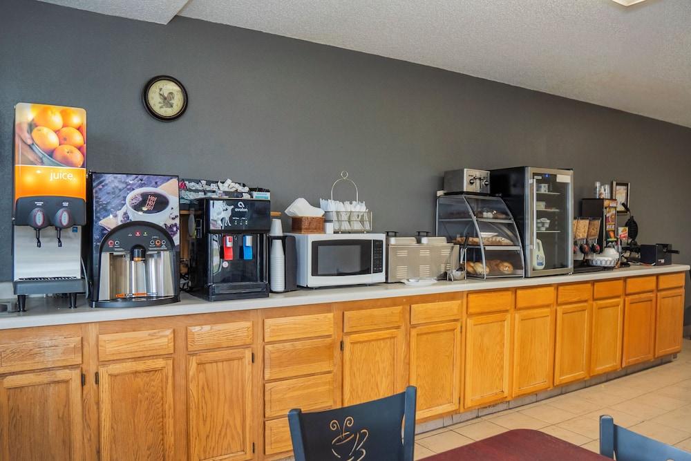 Victorian Inn & Suites photo 53