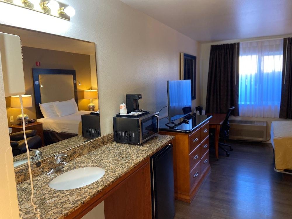 Toppenish Inn and Suites photo 12