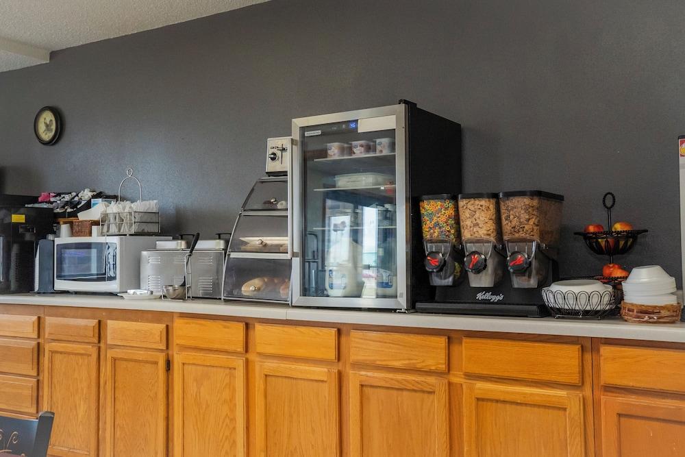 Victorian Inn & Suites photo 54