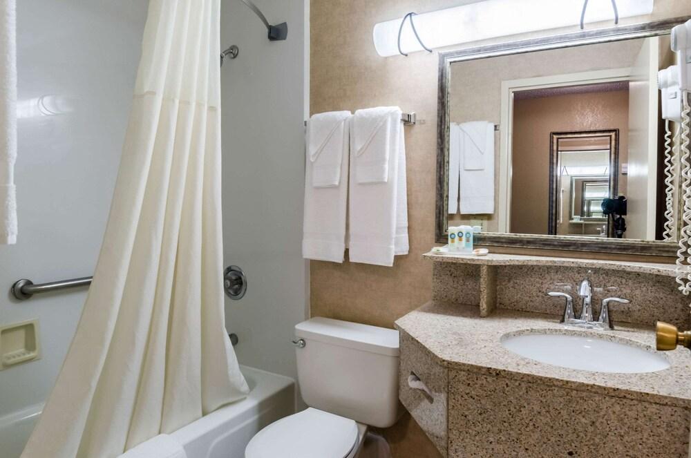 Quality Inn Chicopee - Springfield photo 15