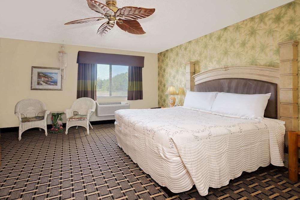 Super 8 by Wyndham Cloquet photo 7