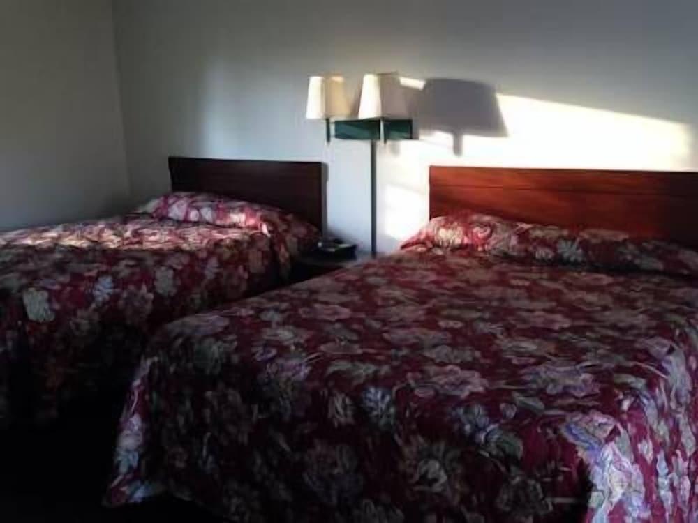 Colonial Village Motel photo 2