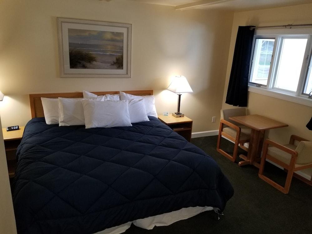 Captain's Quarters Motel photo 40