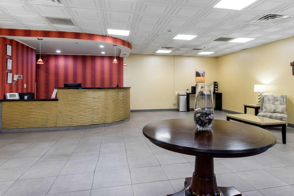 Quality Inn & Suites Charleston - Civic Center photo 6