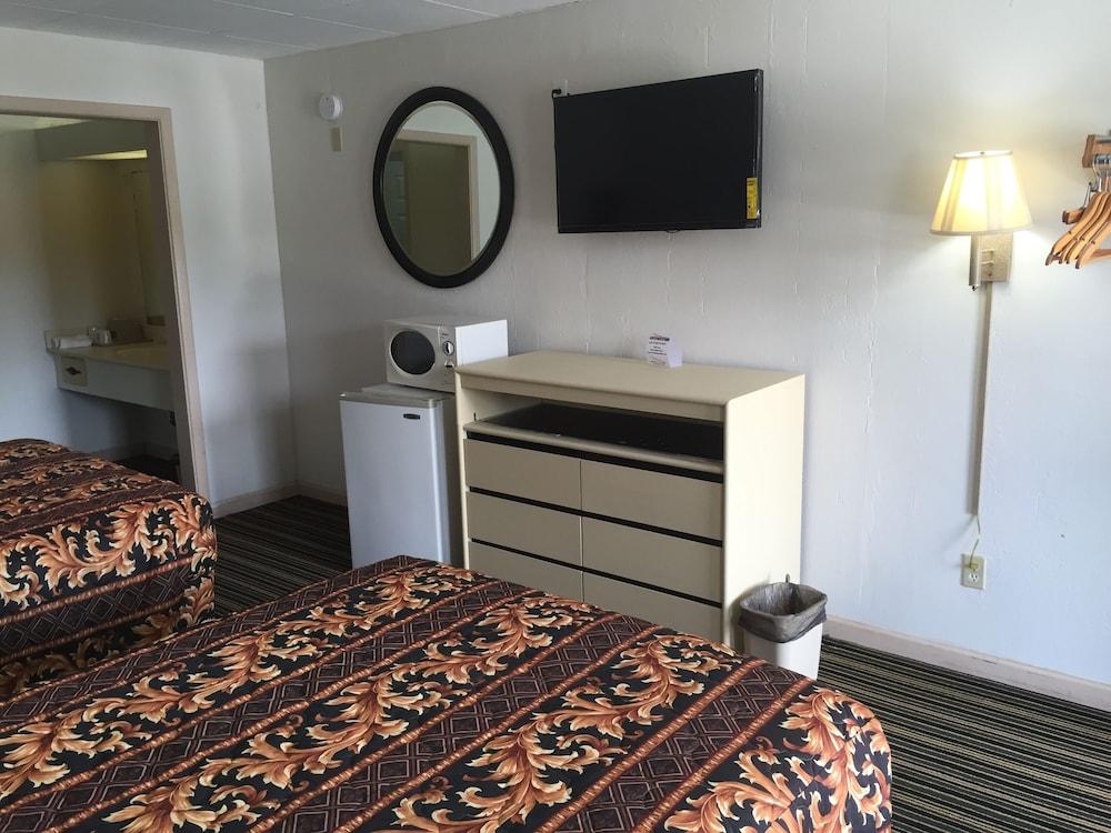 Scottish Inn & Suites photo 18