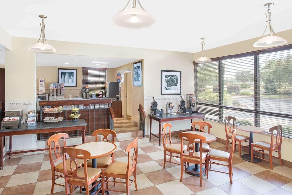 Baymont by Wyndham Greenville photo 12