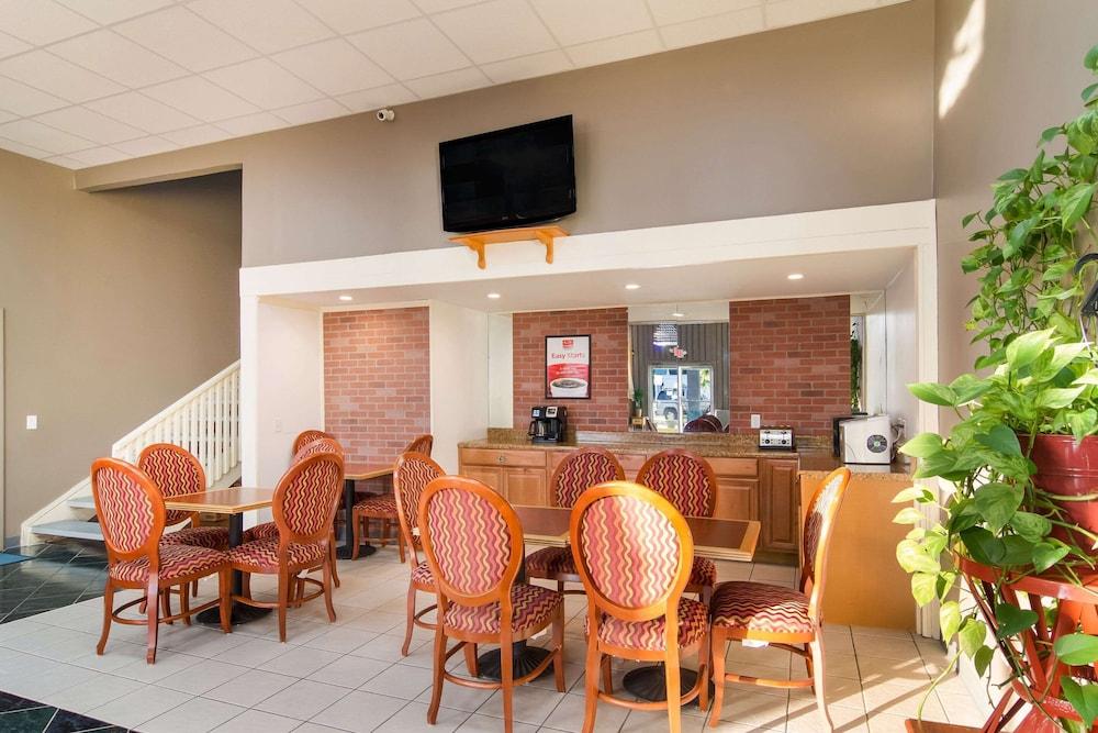 Econo Lodge photo 20