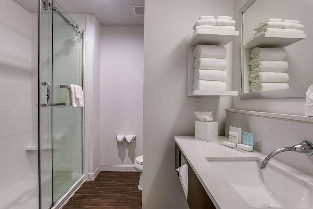 Hampton Inn & Suites North Dallas Central Expy photo 16