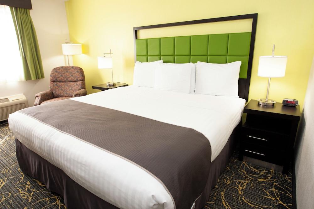 AmericInn by Wyndham Delafield-Waukesha-Milwaukee photo 40