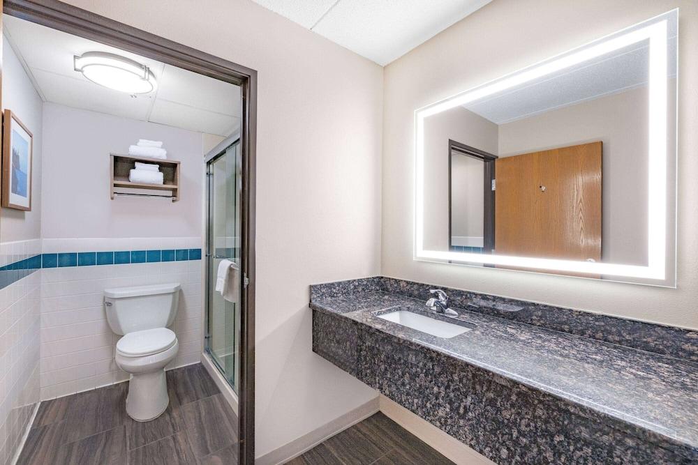 AmericInn by Wyndham Duluth South Black Woods Event Center photo 21