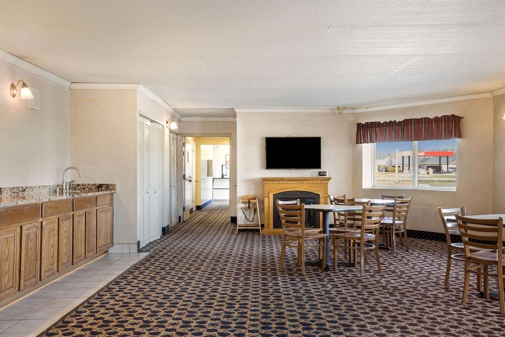 Econo Lodge Darien Lakes photo 3
