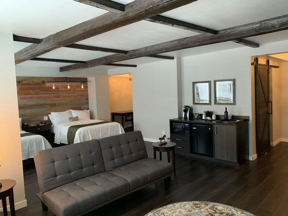 Cedar Stables Inn and Suites photo 9