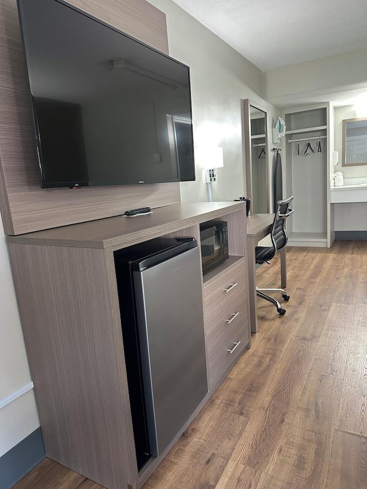 Whaler Inn and Suites photo 10