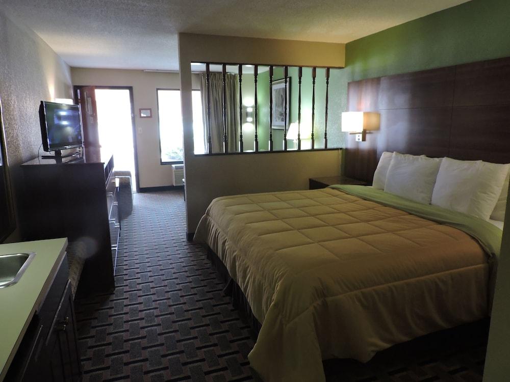 Days Inn by Wyndham Conover-Hickory photo 13