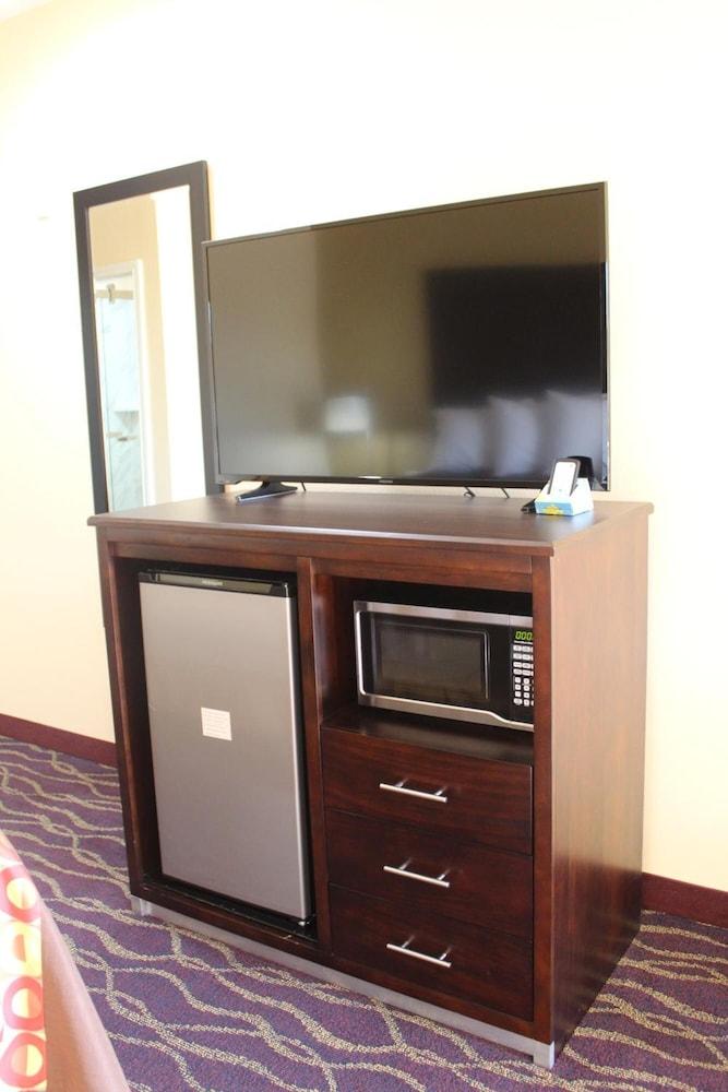 Express Inn & Suites - Bush Airport photo 4