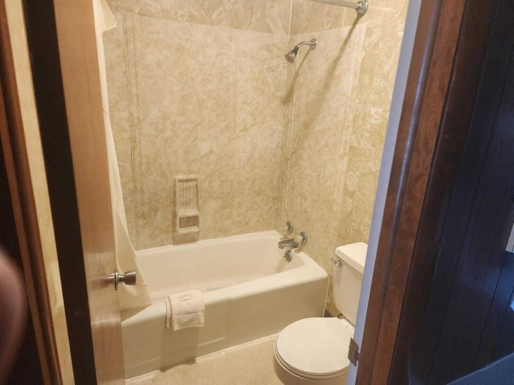 First Inn By OYO Quinter Hwy 70 photo 18