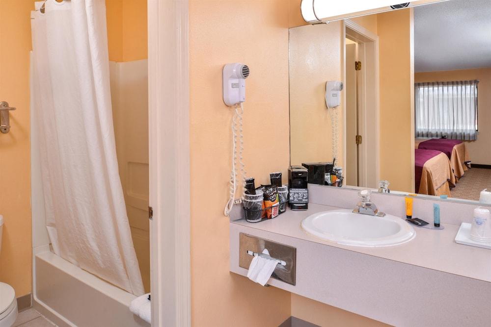 Americas Best Value Inn Ellsworth photo 10